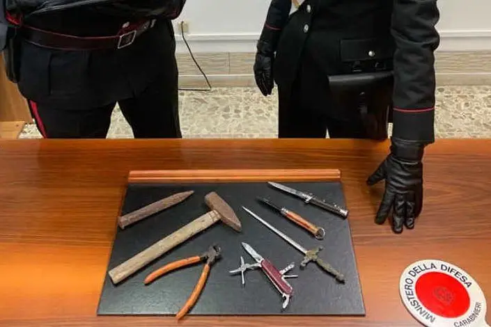 Il materiale sequestrato (foto carabinieri)