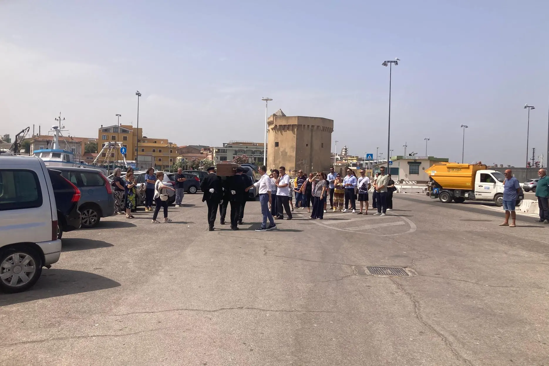 L'arrivo del feretro in porto (foto Pala)