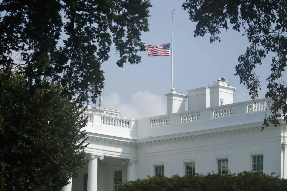 La bandiera americana a mezz'asta alla Casa Bianca