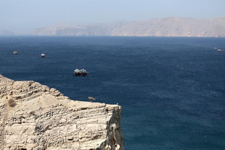 I pasdaran avvertono: «Lo Stretto di Hormuz è chiuso». Trump valuta l’invio di 10mila soldati