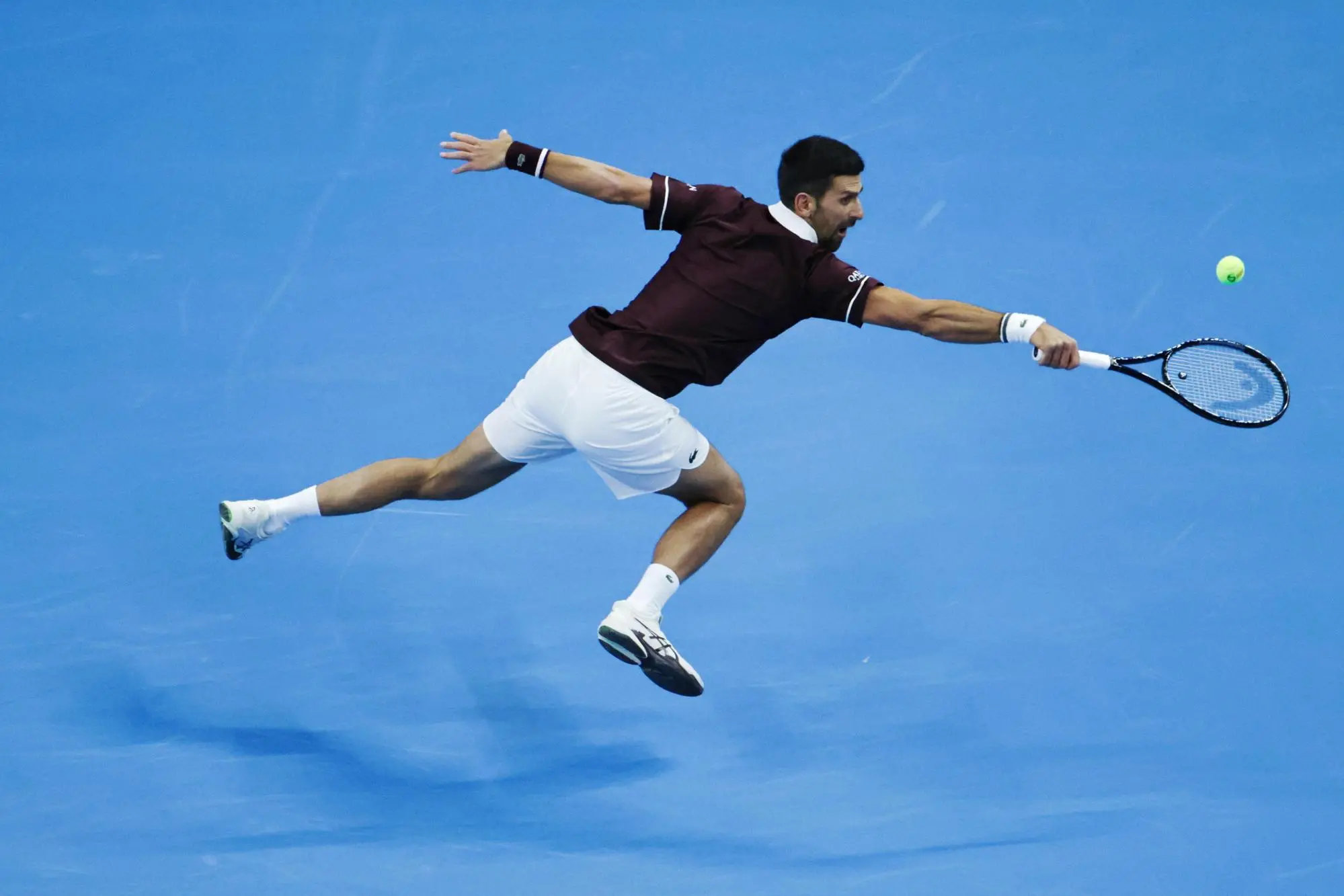 Novak Djokovic durante la sfida con Zverev (foto Ansa/Epa Martinez Casares)