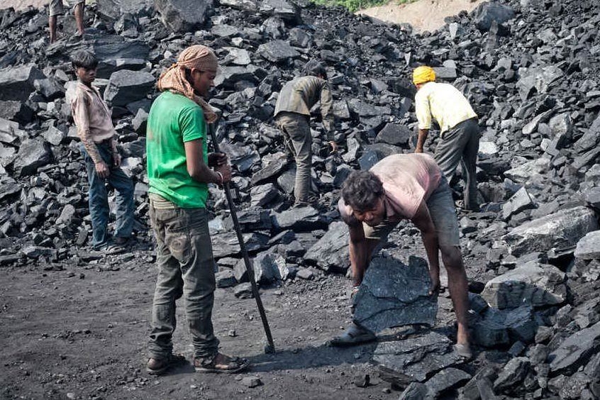 Minatori al lavoro in una miniera in India (foto da flickr)