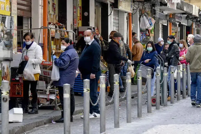 Gente in fila a Napoli (Ansa)