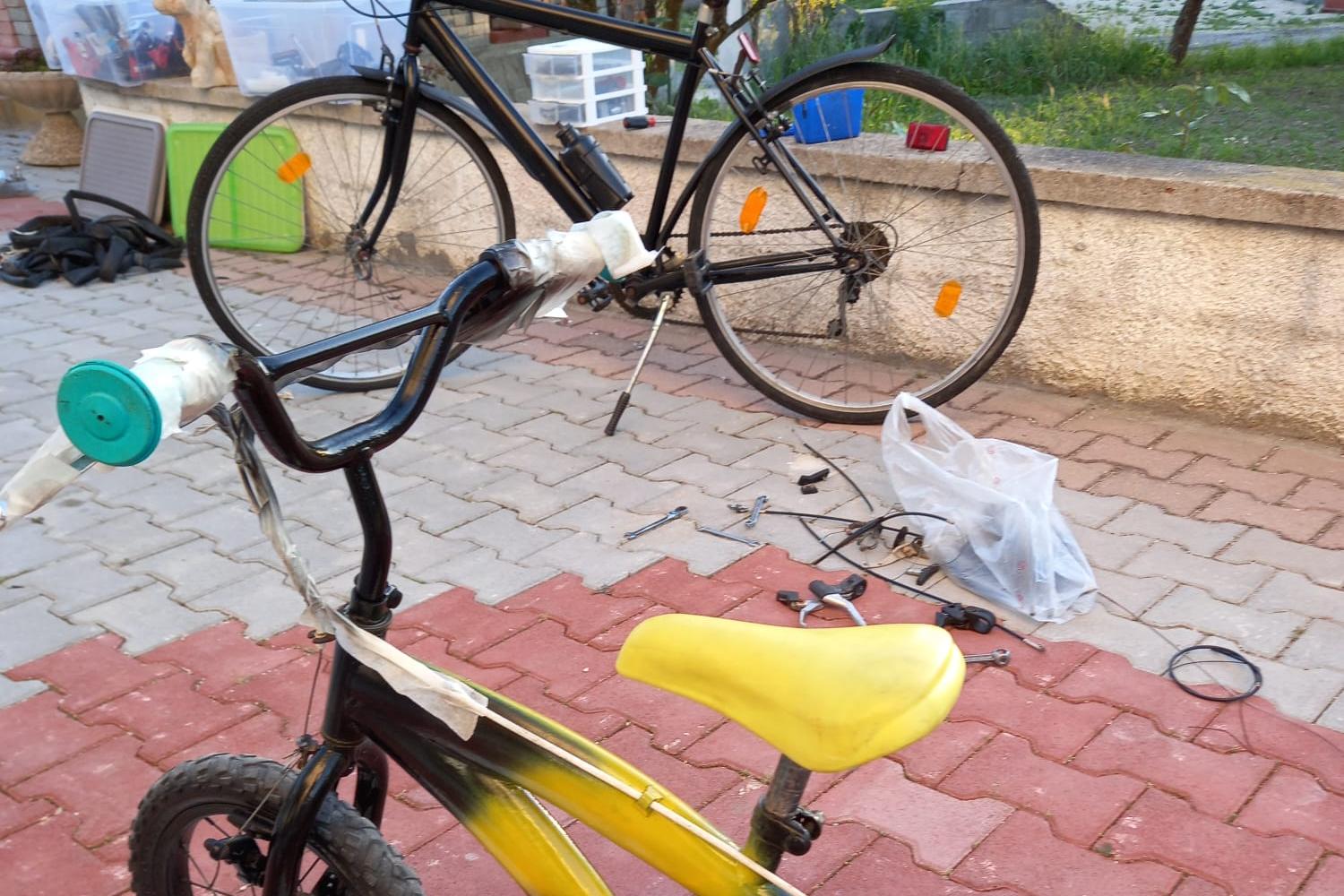 Alcune bici riassemblate dagli agenti della Polizia locale a Sassari (foto Polizia locale)