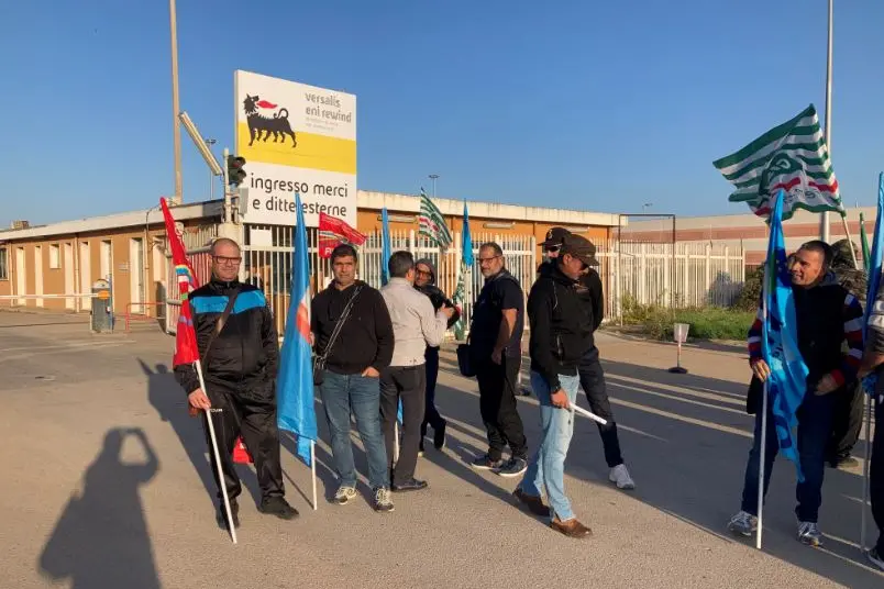 La protesta davanti allo stabilimento Eni (foto Pala)