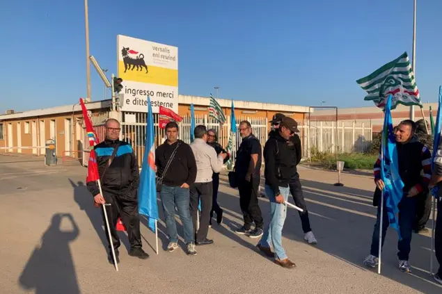 La protesta davanti allo stabilimento Eni (foto Pala)