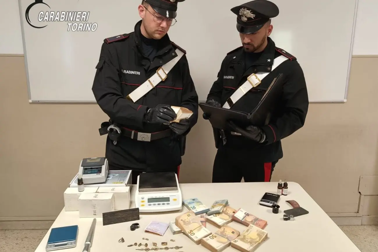 Il materiale sequestrato (foto carabinieri)