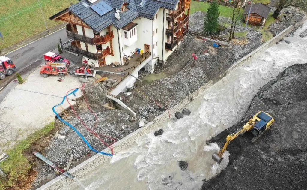 I danni causati dal forte maltempo dei giorni scorsi in Val Pettorina, Belluno (Ansa)