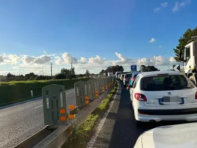 Una colonna di veicoli bloccata sulla Statale 554