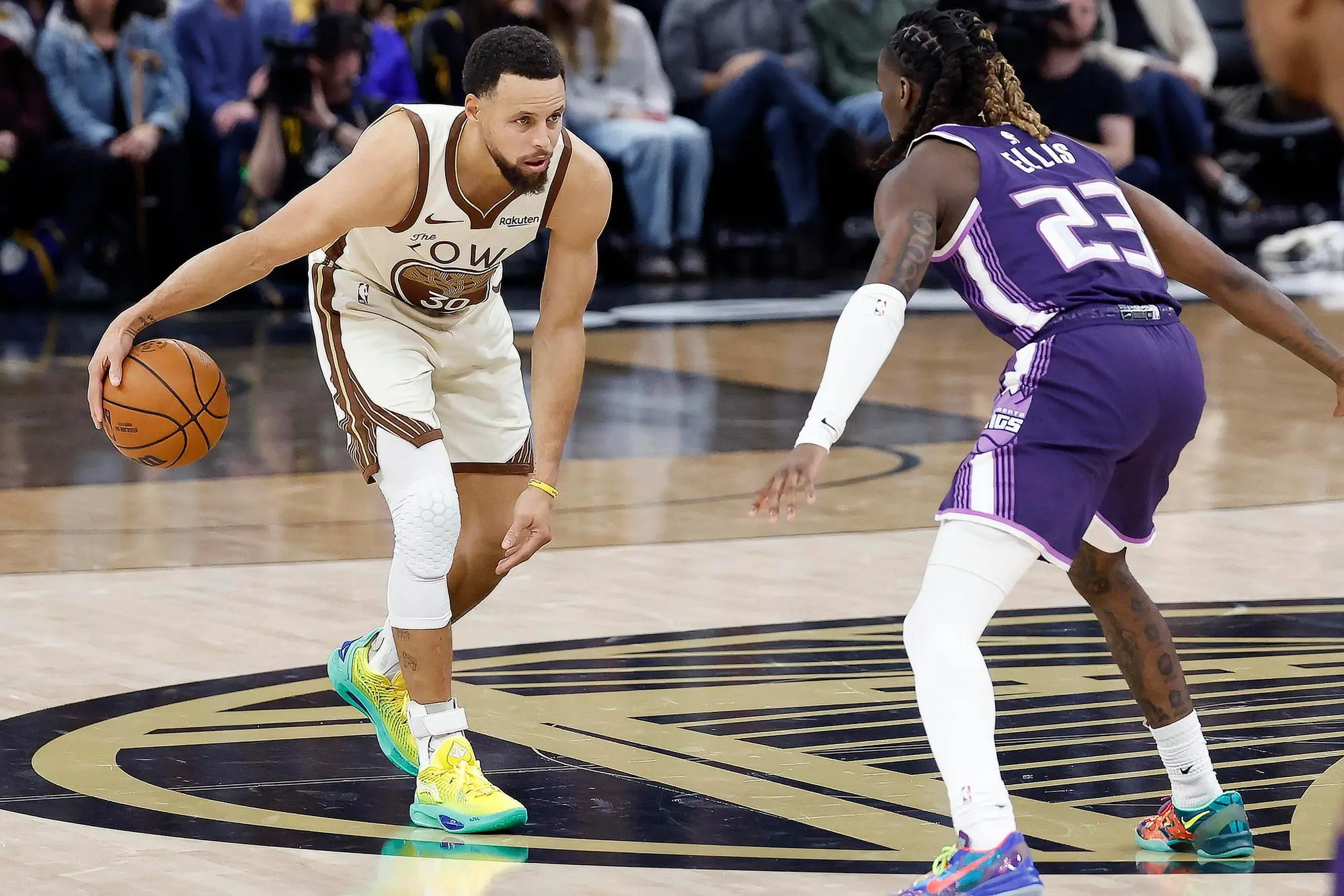 epa12639718 Golden State Warriors guard Stephen Curry (L) in action against Sacramento Kings guard Keon Ellis (R) during the second half of the NBA game between the Sacramento Kings and the Golden State Warriors in San Francisco, California, USA, 09 January 2026. EPA/JOHN G. MABANGLO SHUTTERSTOCK OUT