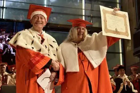 Patti Smith riceve la laurea ad honorem dal rettore dell'Università di Parma