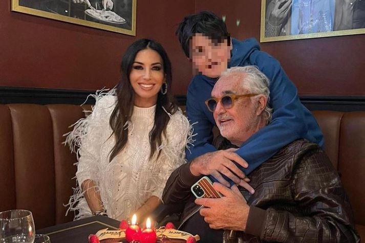 Briatore compie 72 anni: festa in pizzeria con Elisabetta Gregoraci, figlio e sedia a rotelle