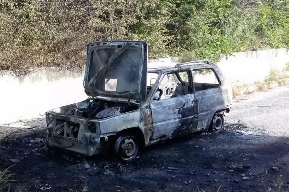 Un'auto incendiata a Silanus