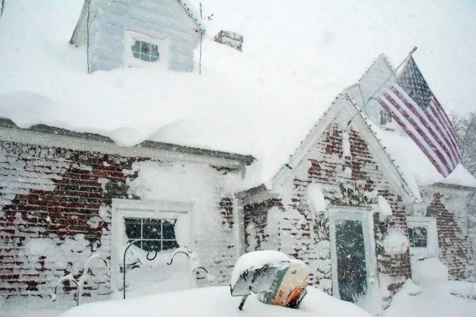 Una casa sepolta dalla neve a Buffalo