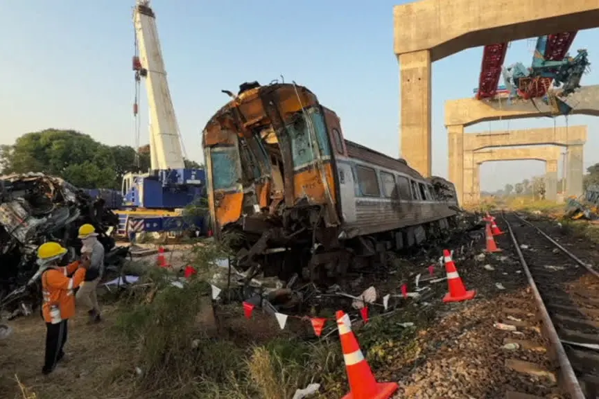Thailandia, crolla una gru e fa deragliare treno: almeno 32 morti