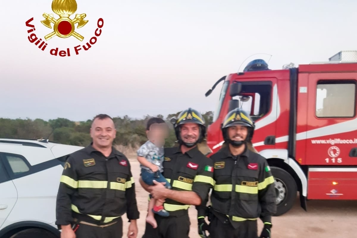 Arzachena, bimbo si chiude nell’auto dei genitori: intervengono i Vigili del fuoco