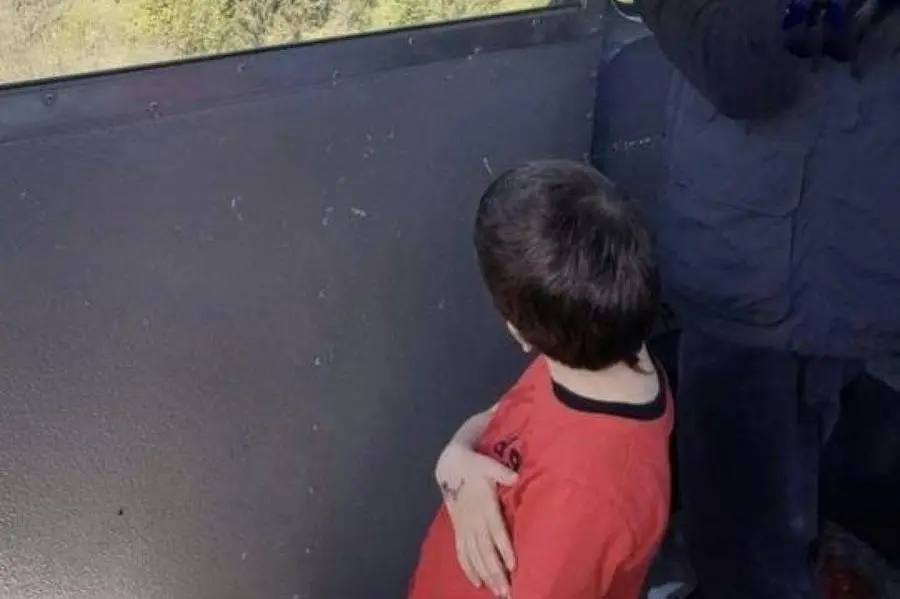 Il piccolo Eitan Biran in una foto scattata dai genitori sulla cabina poi crollata e concessa dalla famiglia ai media israeliani (foto via Ansa)