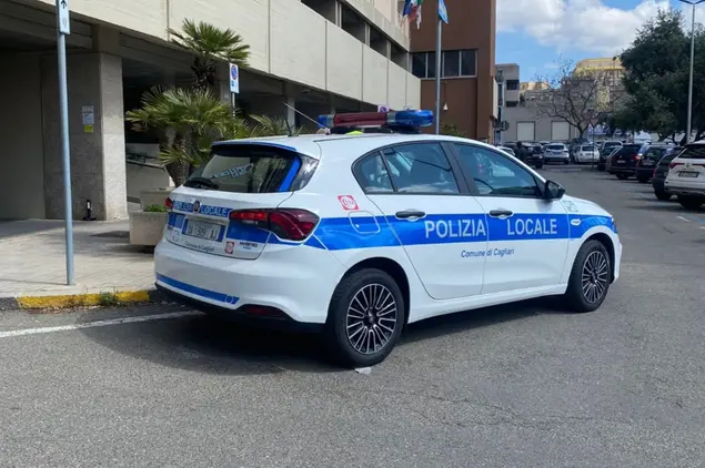 Un'auto della polizia locale