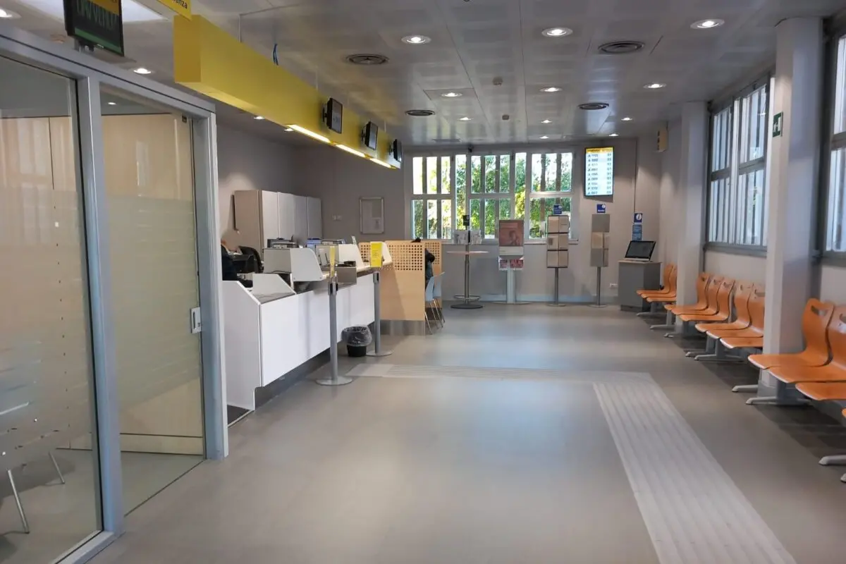 Un ufficio postale della provincia di Oristano dopo i lavori del progetto Polis