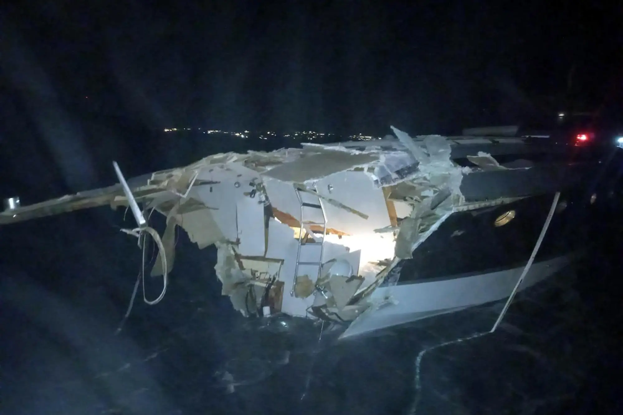 Lo yacht di 21 metri finito sugli scogli a Porto Cervo (Ansa)