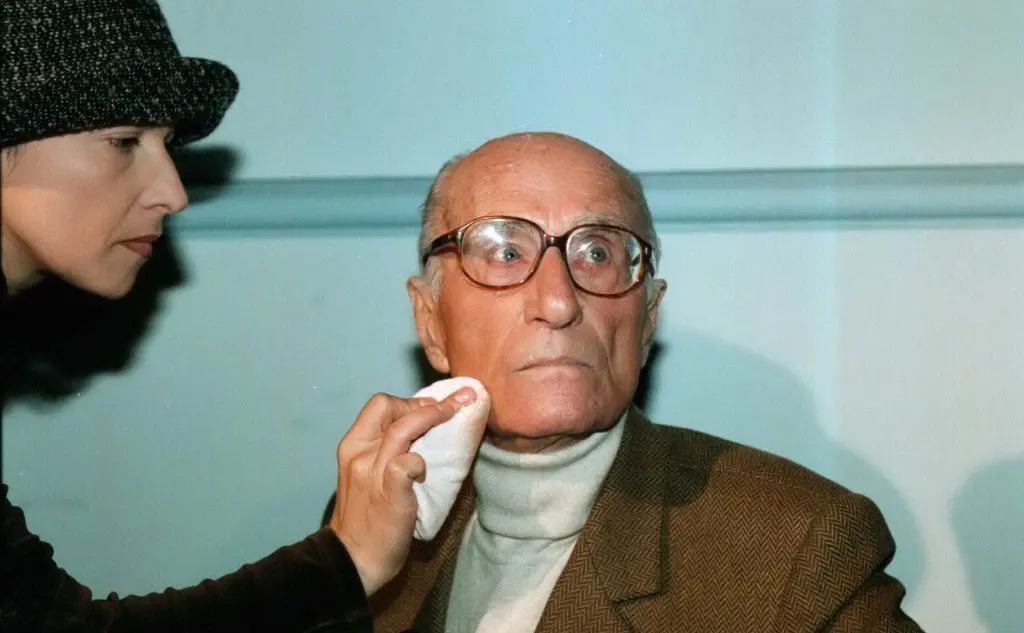 Al trucco prima di un'intervista in tv