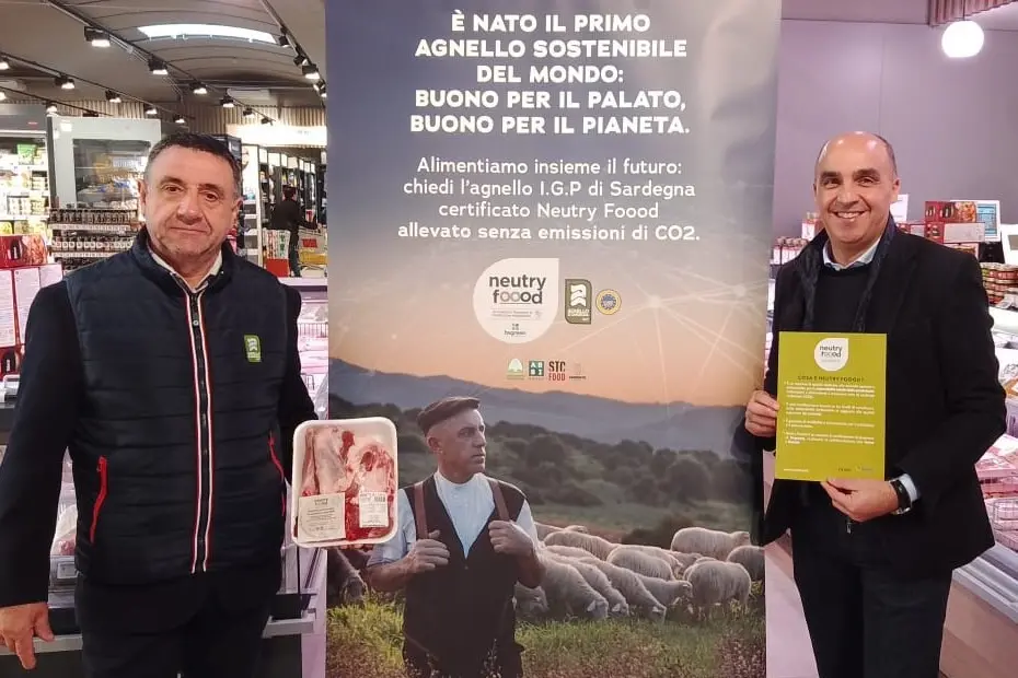A sinistra, il presidente di Coldiretti Sardegna Cualbu e il direttore del Consorzio dell’agnello Igp di Sardegna Alessandro Mazzette (Foto Coldiretti)