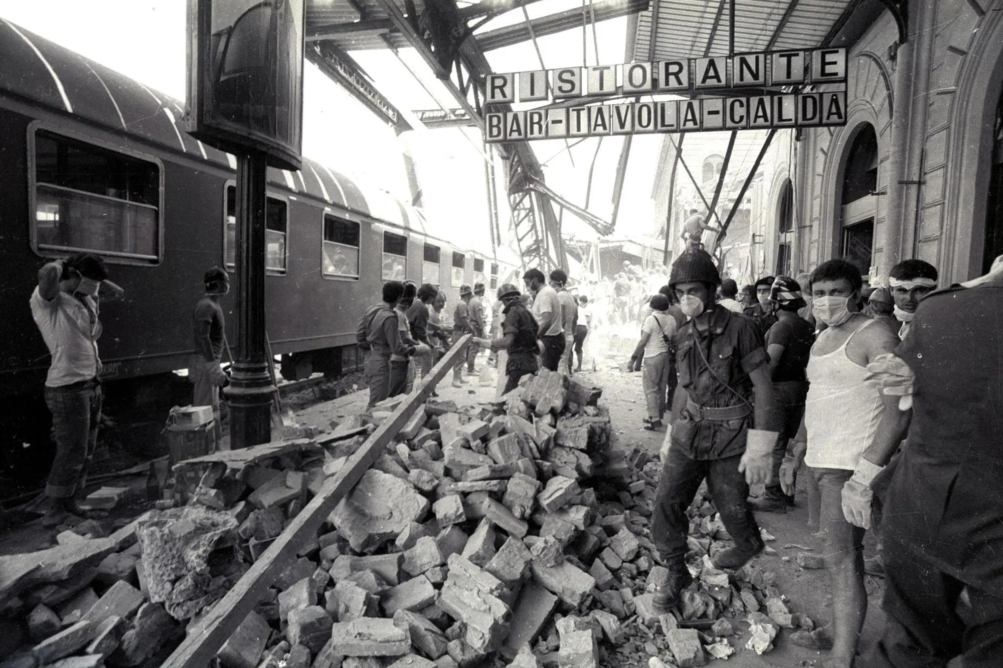 Il lavoro dei soccorritori subito dopo la strage di Bologna del 2 agosto 1980, in una foto d'archivio. ANSA