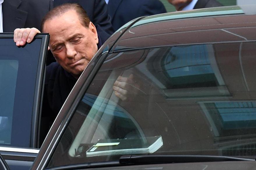 Draghi chiama Berlusconi: “Auguri di pronta guarigione”