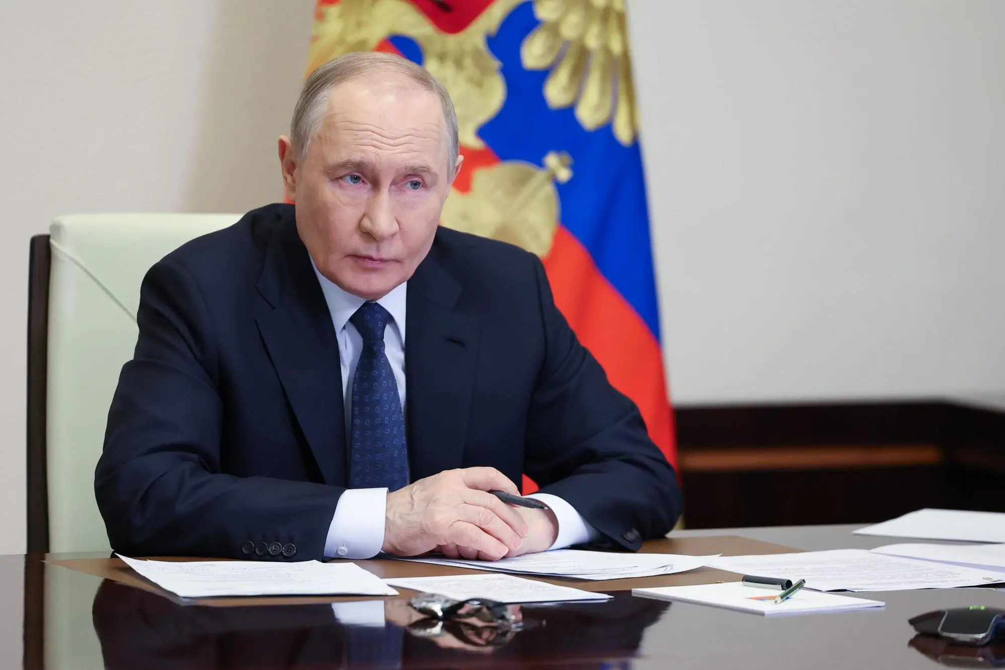 Putin annuncia il cessate il fuoco in Ucraina per la Pasqua ortodossa: «Kiev segua l’esempio» epa12874056 Russian President Vladimir Putin holds a meeting to discuss the situation in Dagestan hit by severe flood via videoconference at the Novo-Ogaryovo state residence outside Moscow, Russia, 07 April 2026. EPA/ALEXANDER KAZAKOV / SPUTNIK / KREMLIN POOL MANDATORY CREDIT