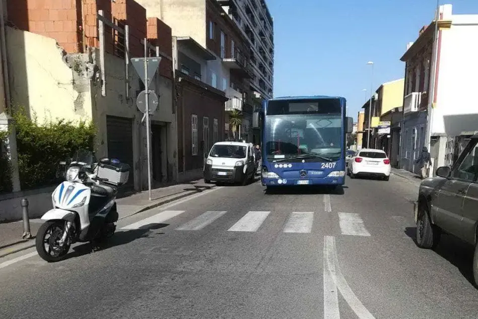 Il bus in panne (foto L'Unione Sarda - Sanna)