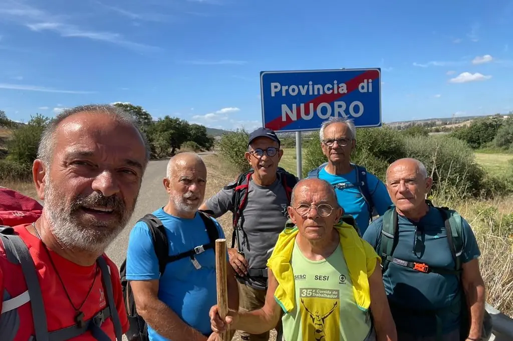 I pellegrini del Cammino di Bonaria al confine tra la Provincia di Nuoro e di Oristano (foto concessa)