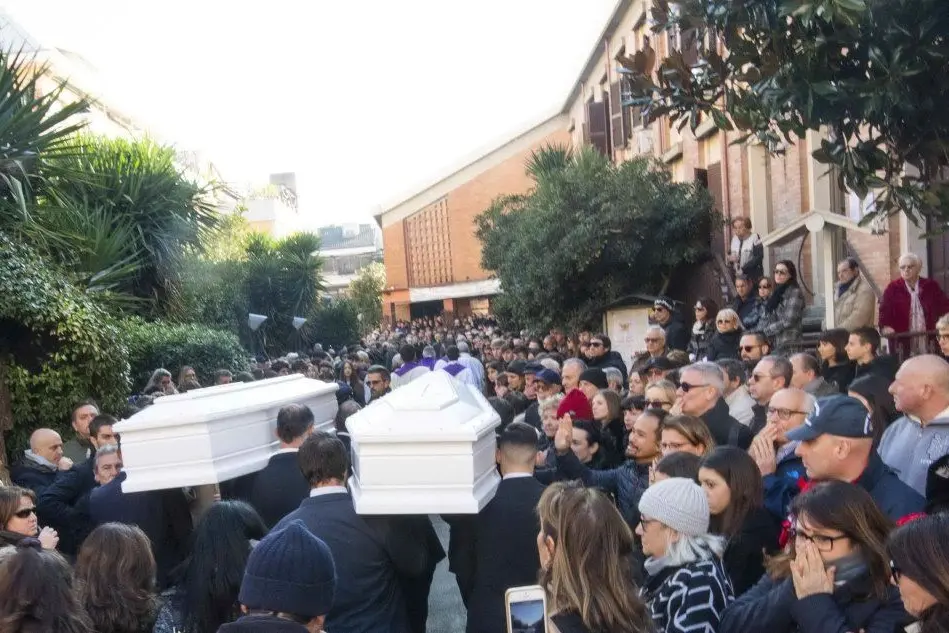 Dolore e commozione ai funerali di Gaia e Camilla, travolte e uccise a Roma