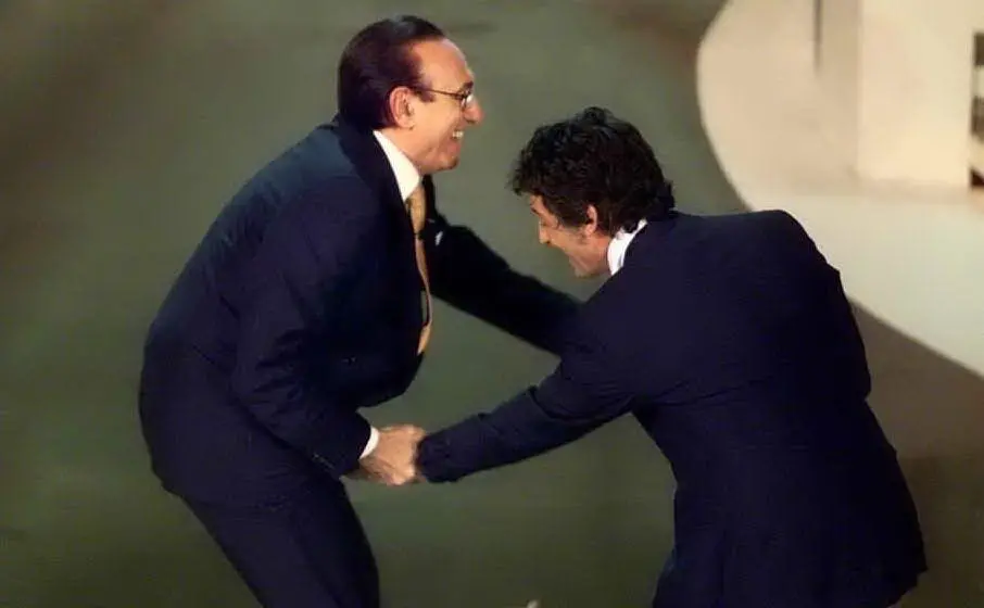 Qui è Fiorello a prendere di mira le sue parti basse