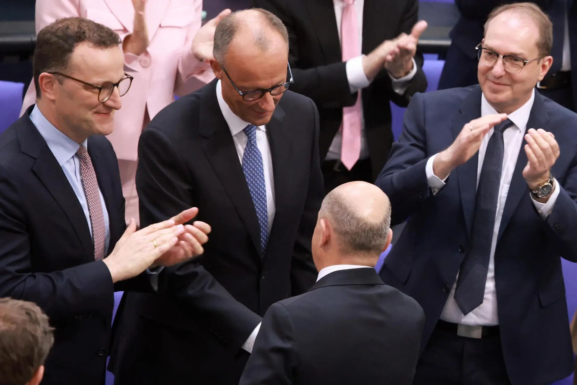 Merz festeggiato dopo il voto decisivo (Ansa-Epa)