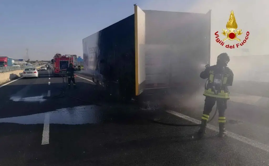 Incendio sulla 131, a fuoco un camion