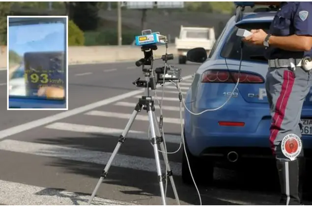 Un posto di controllo (Ansa) e, nel riquadro, la velocità registrata (foto concessa)
