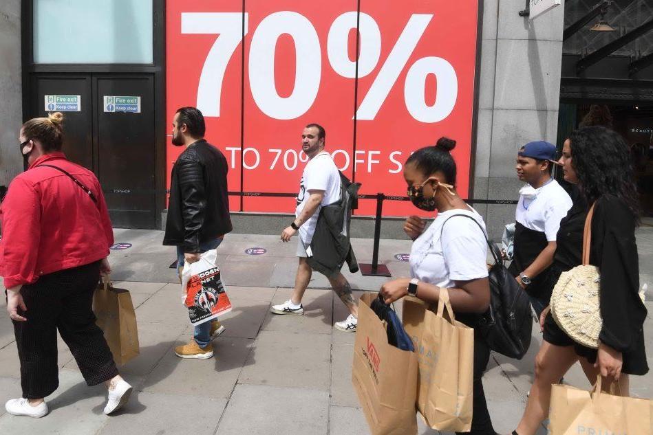 Gran Bretagna, dopo tre mesi riaprono i negozi: lunghe file nelle città VIDEO
