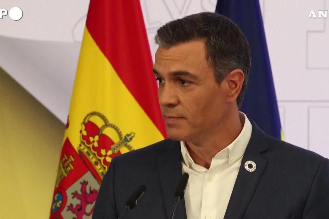 &quot;Addio cravatta, per risparmiare energia&quot;: Spagna, la proposta del premier Sanchez