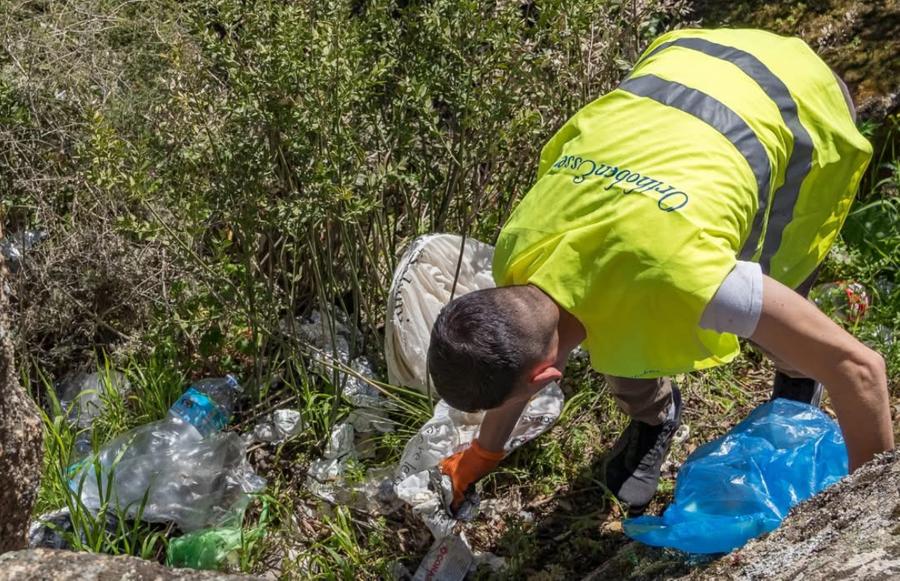 Basta rifiuti, volontari al lavoro