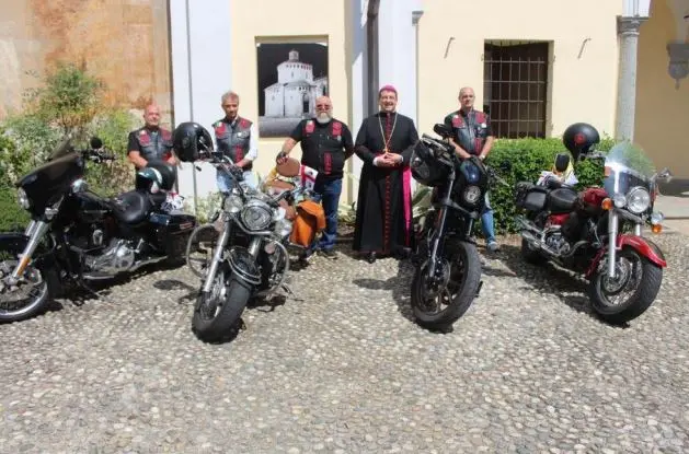 Il vescovo con i bikers\u00A0(foto circolo &quot;Su Nuraghe&quot;)