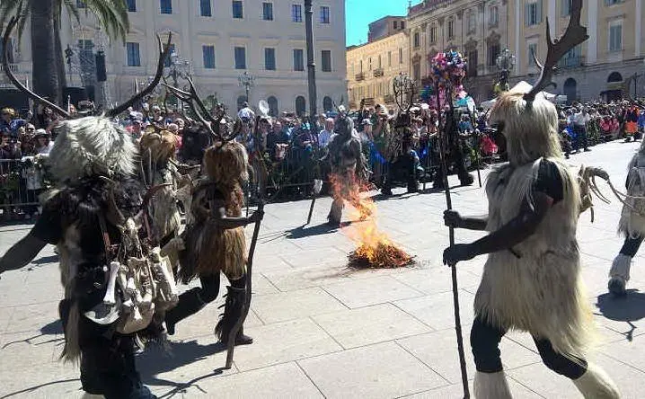 Anche le maschere della tradizione sarda alla sfilata