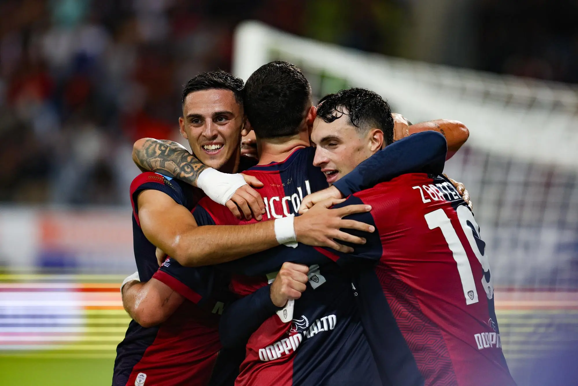 L'esultanza del Cagliari per il gol che ha deciso l'ultima vittoria, quella contro il Torino (foto Fabio Murru)