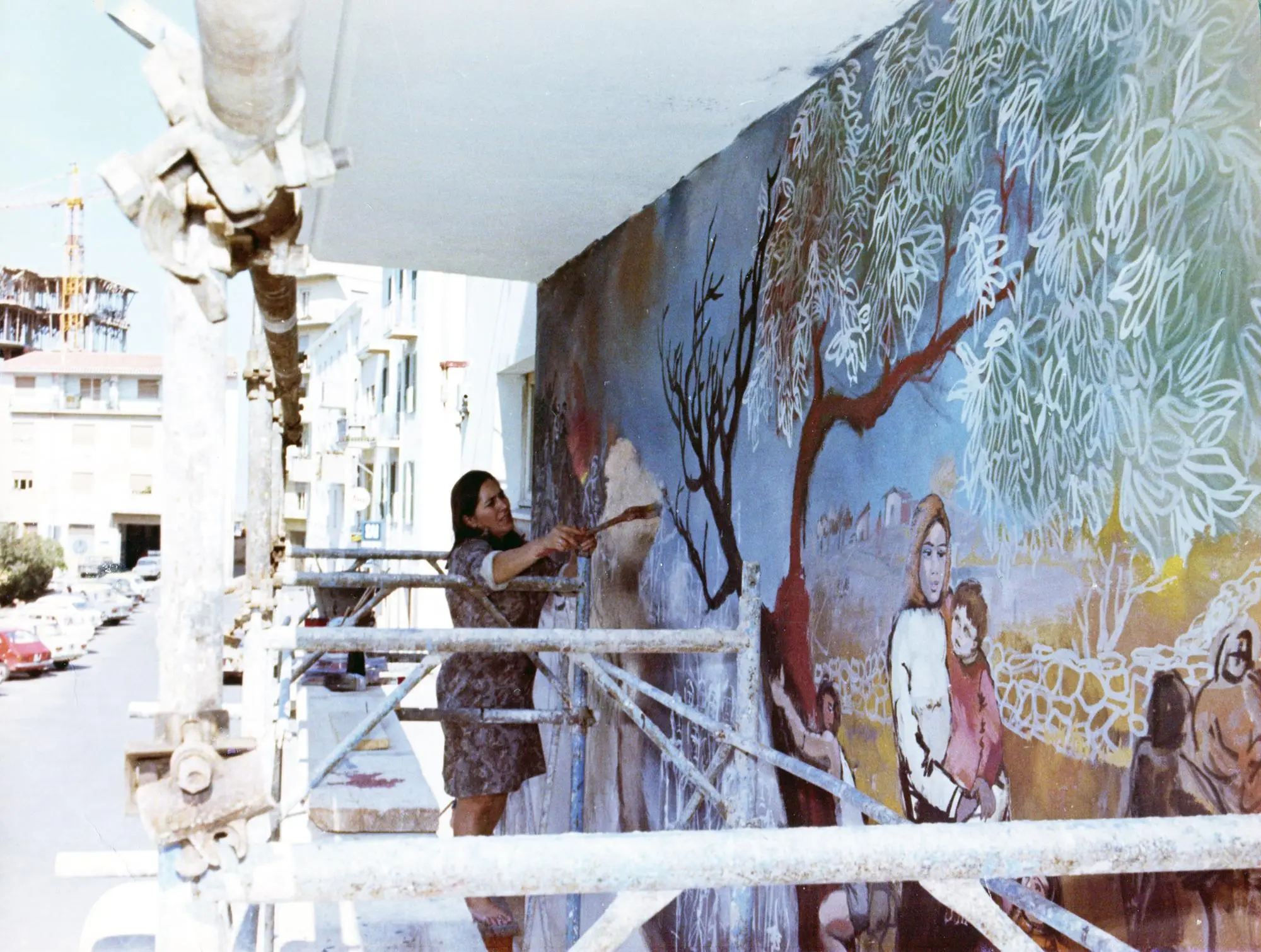 Liliana Cano intenta a dipingere il murale dei combattenti a Ozieri nel 1971