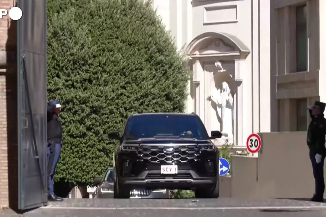 Il Papa arrivato al Gemelli in auto con il suo medico Carbone