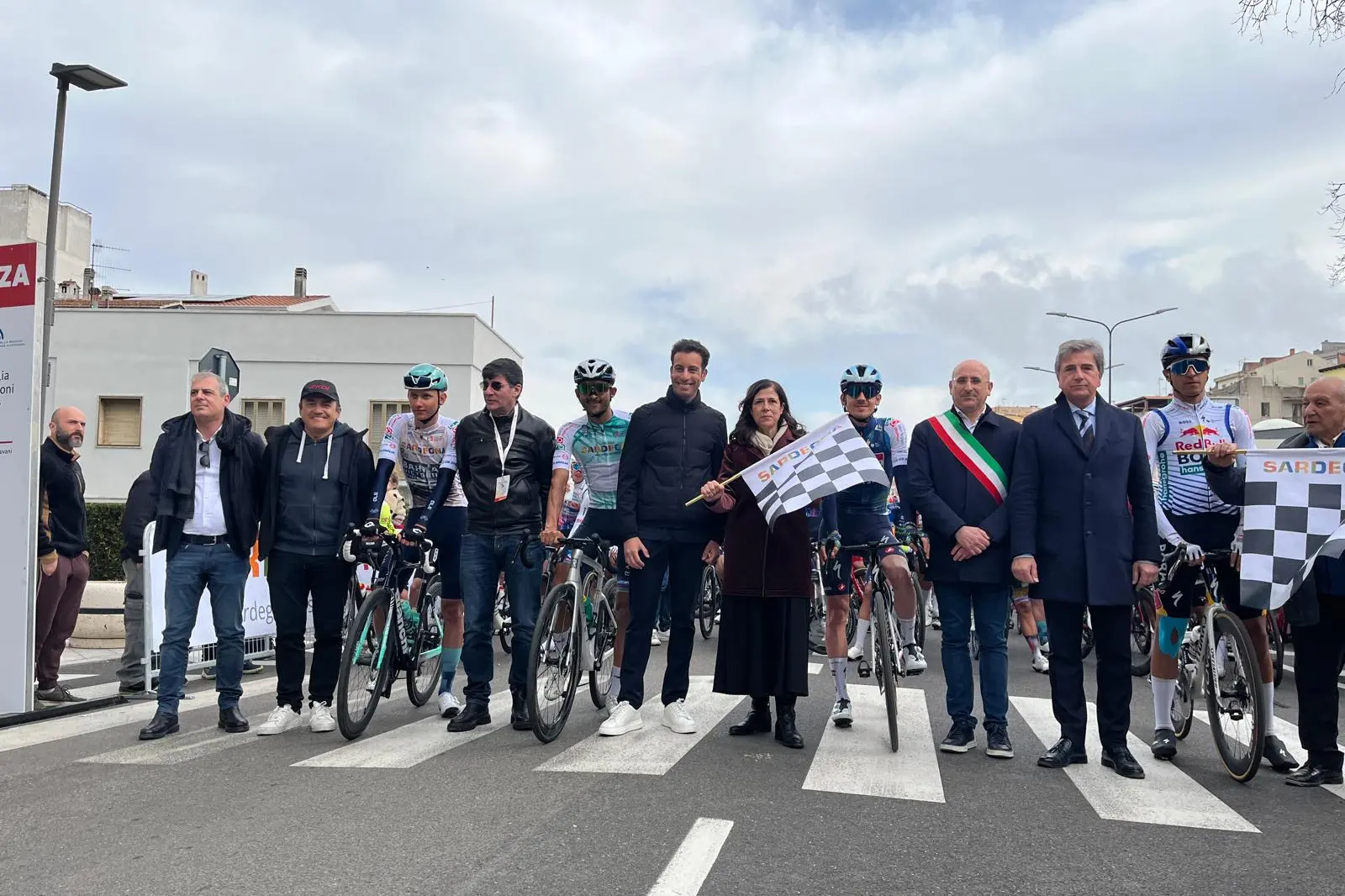 Alessandra Todde si prepara a dare il via alla quinta tappa del Giro di Sardegna, Nuoro-Olbia