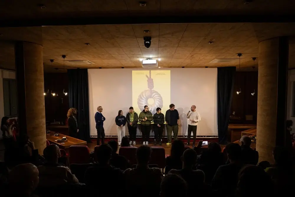 La Giuria Giovani con Enrico Azzano premia Lorenzo Cioglia (sezione Intrinas) (foto Riccardo Locci)