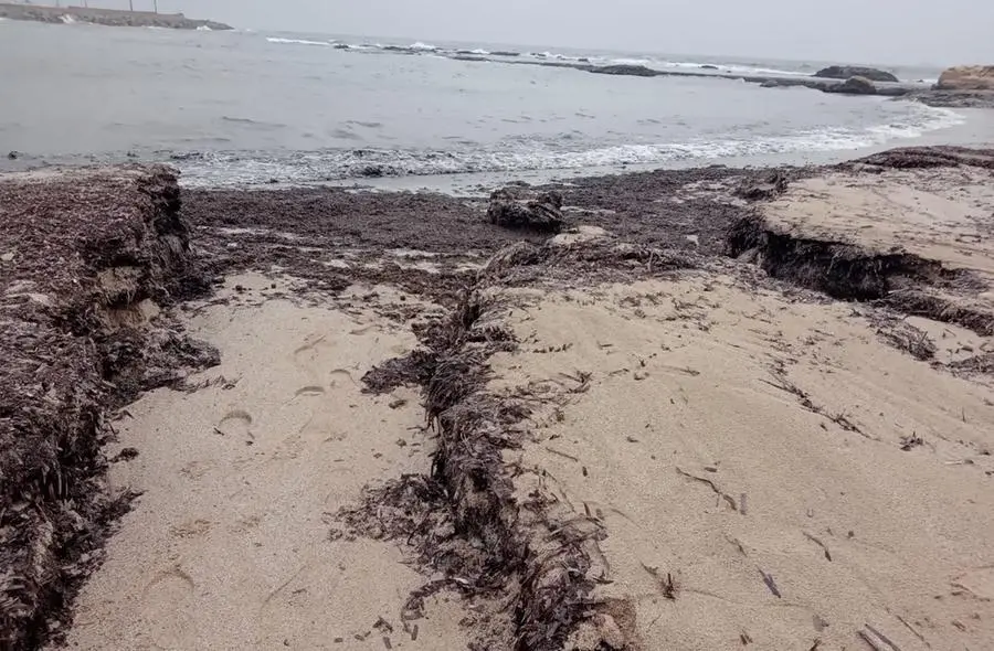 La voragine nella spiaggia Scoglio Lungo dopo la pioggia (L'Unione Sarda - Tellini)