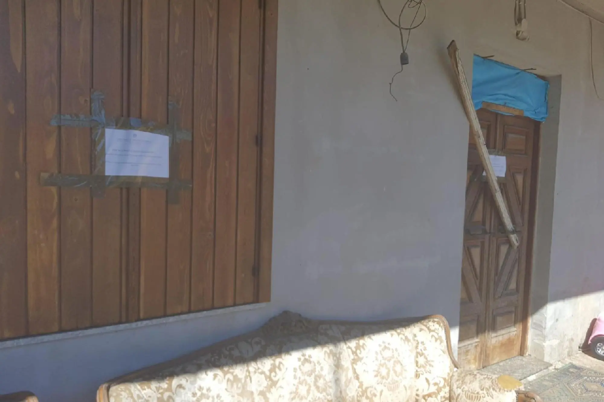 L'ingresso della casa dove è stata uccisa la 35enne (Ansa)