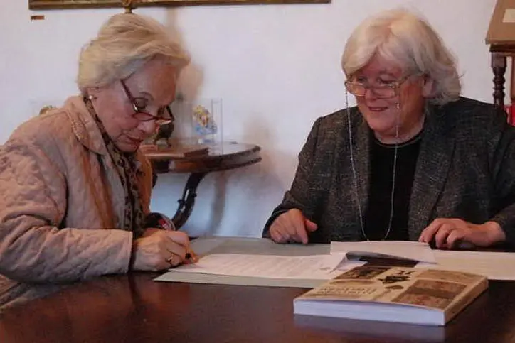 La firma dell'accordo fra la moglie del professor Licheri e il rettore Maria Del Zompo