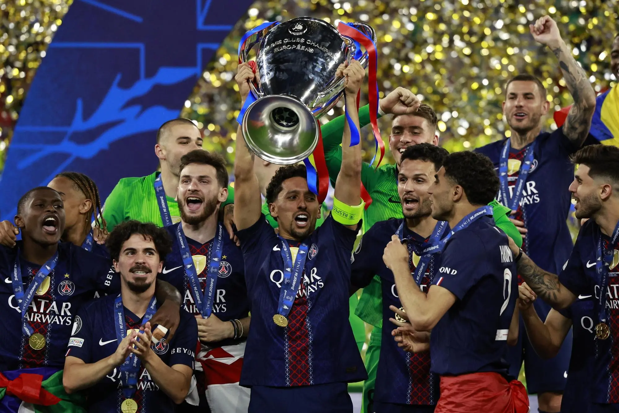 Marquinhos, capitano del Psg, solleva la Champions League 2025-2026 (foto Ansa)